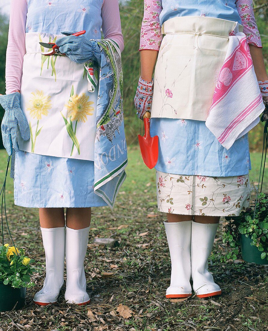 Zwei Mädchen bei der Gartenarbeit