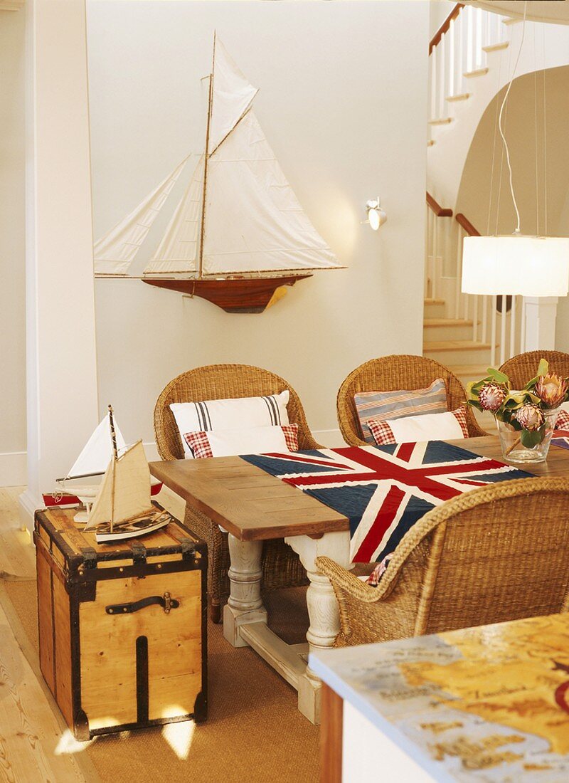 Gemütliches Esszimmer mit maritimer Dekoration und Union Jack