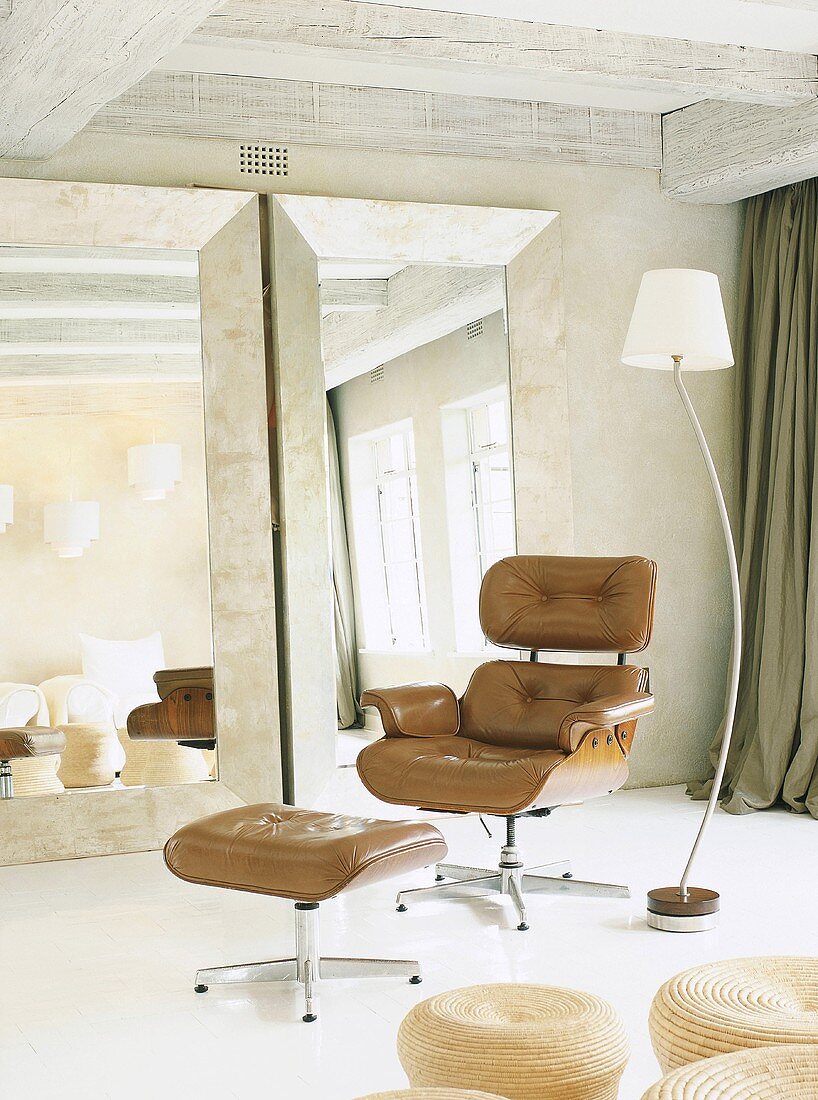 Original 50er Jahre Lounge Chair von Charles & Ray Eames in rustikaler Umgebung