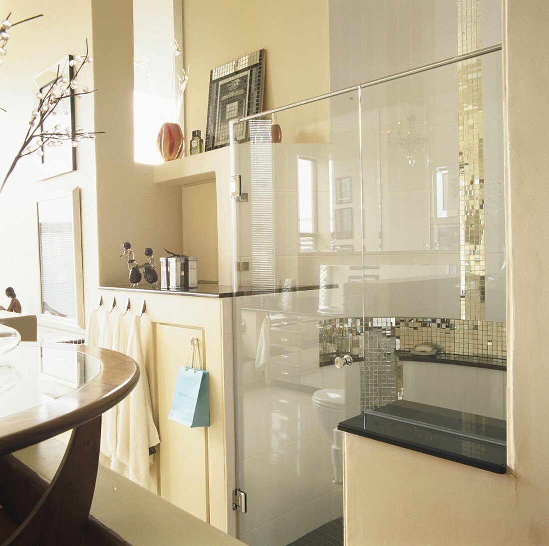 Blick in Badezimmer mit verglaster Duschkabine