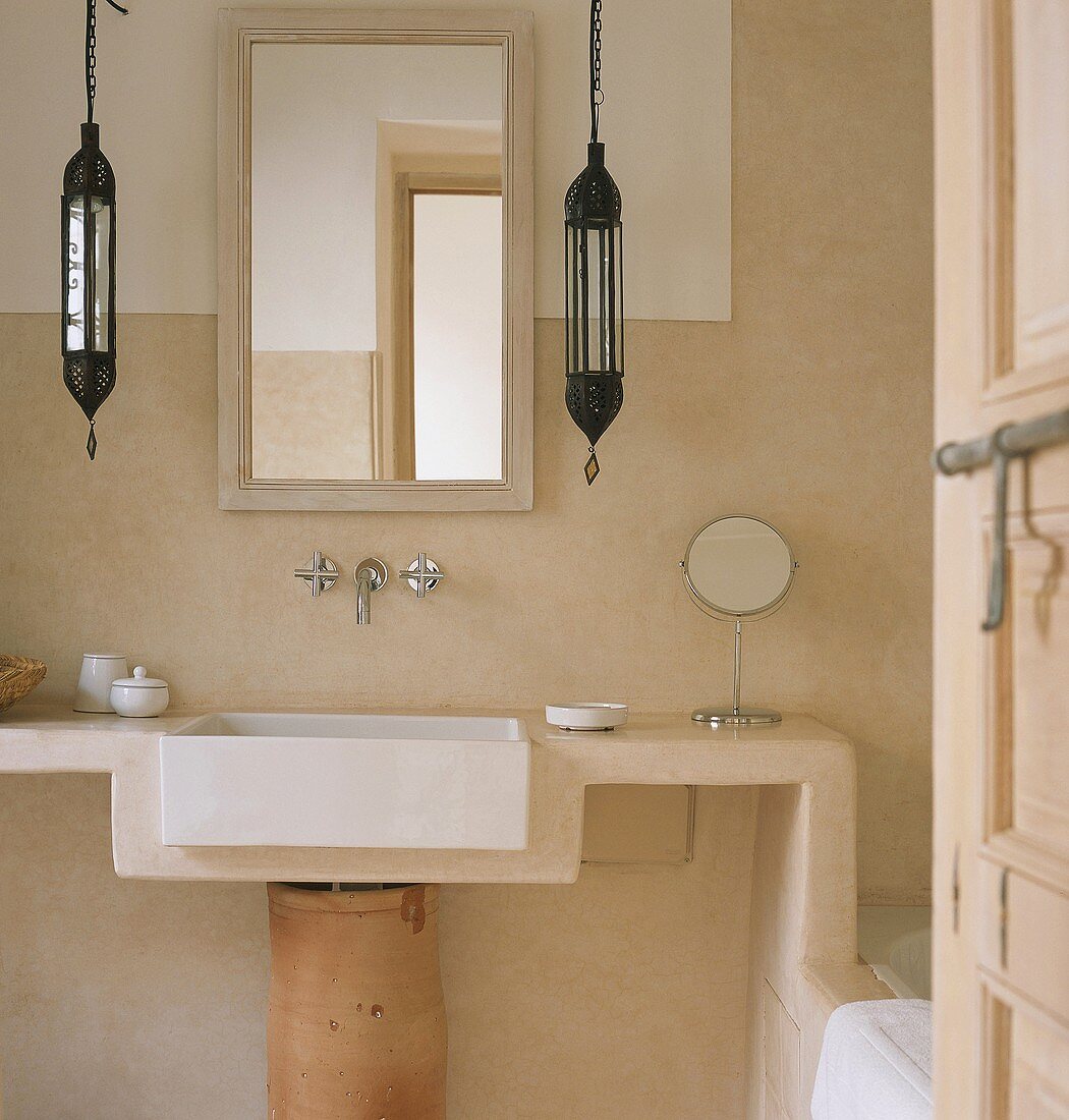 A wash basin in a bathroom