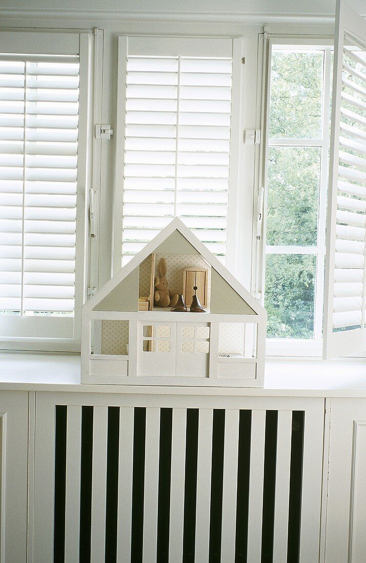 Ein Puppenhaus an der Fensterbank