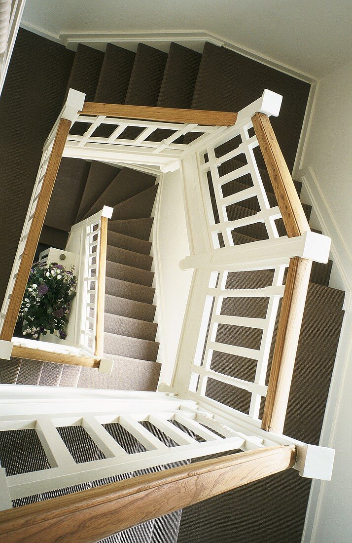 Ein Treppenhaus mit Wendeltreppe