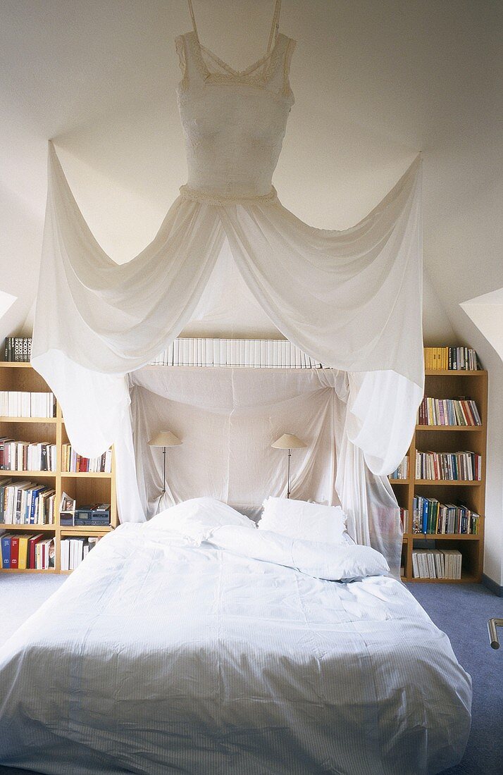 Ein Himmelbett und Bücherregal