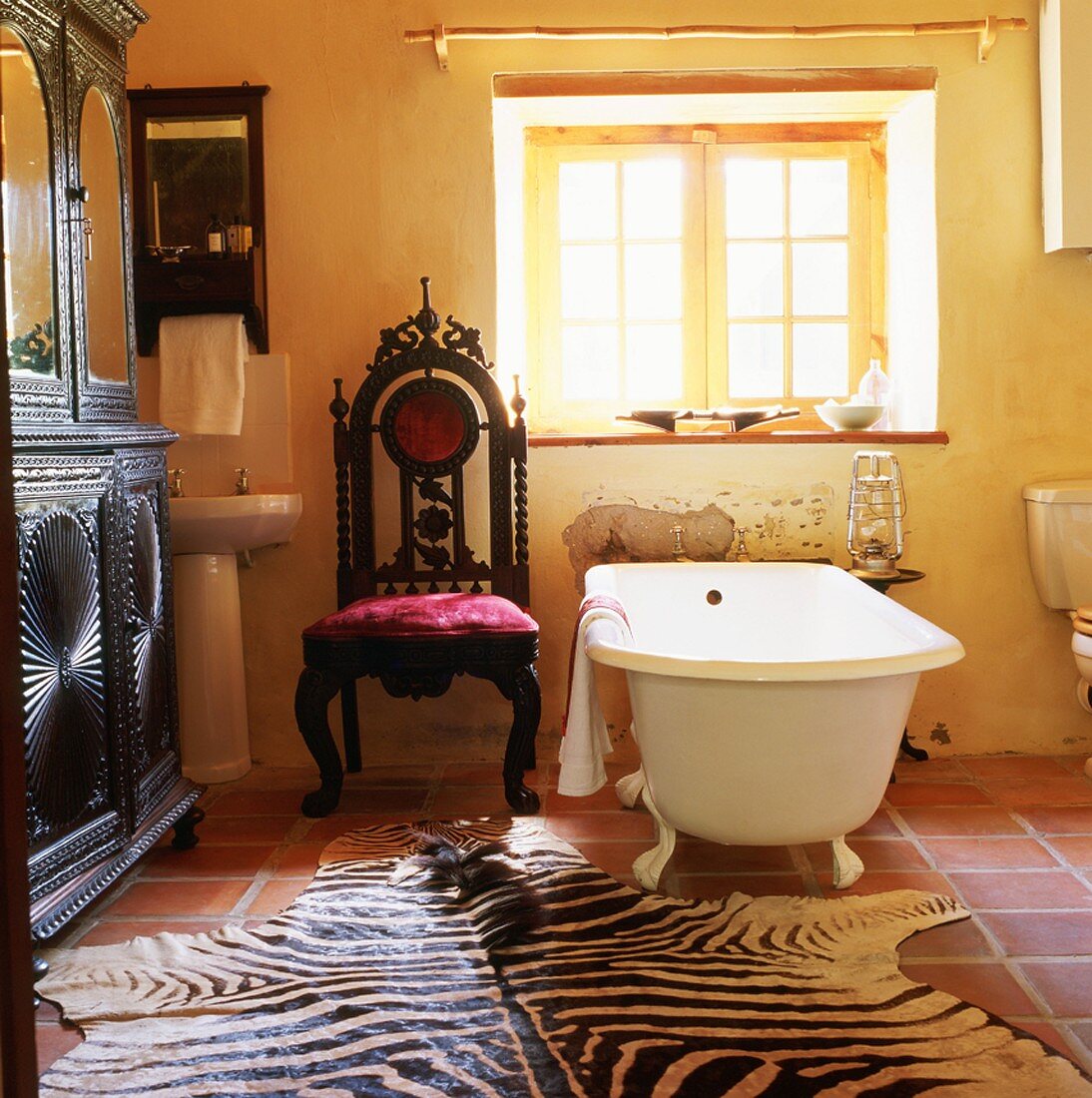 Zebrafell vor frei stehender Badewanne