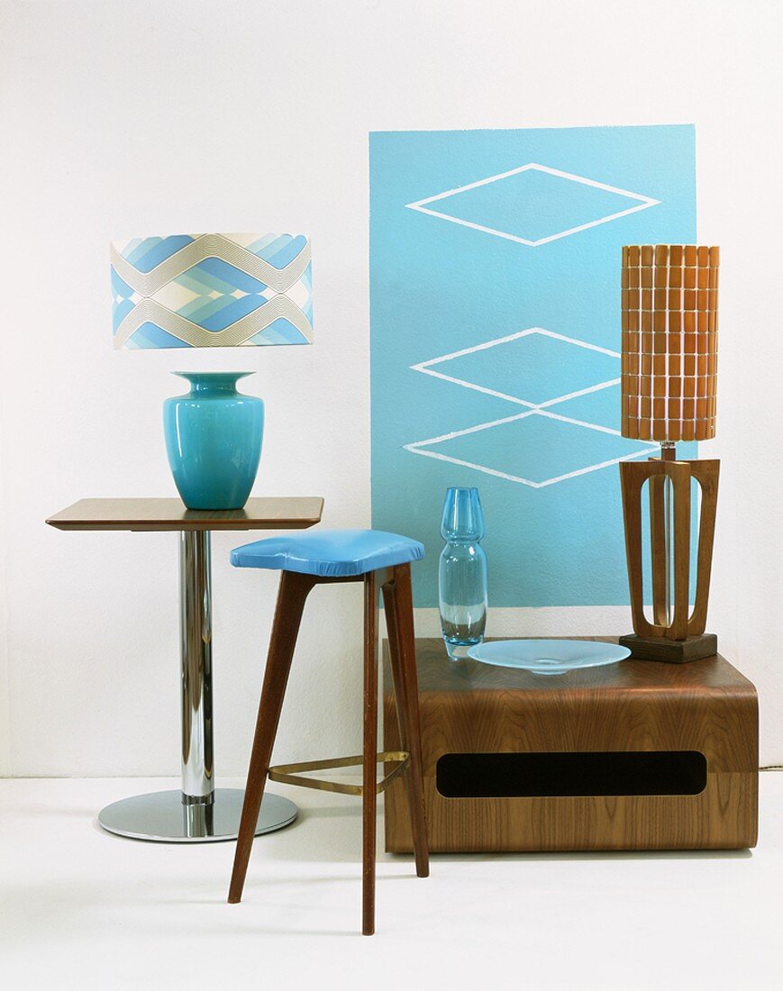 Verschiedene Möbel in blau und braun