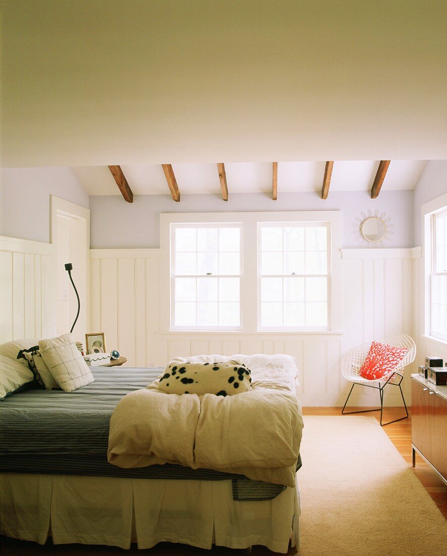 Schlafzimmer mit schlafendem Dalmatiner auf der Bettdecke