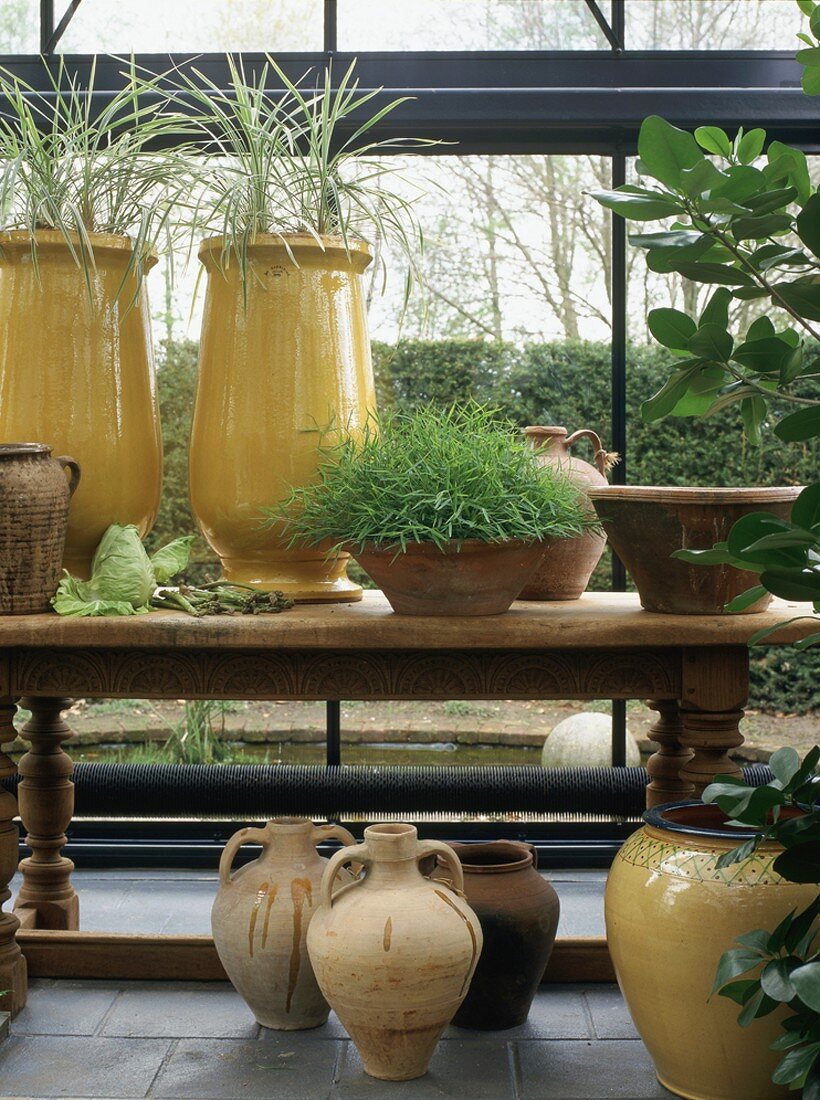 Keramiktöpfe auf rustikalem Tisch