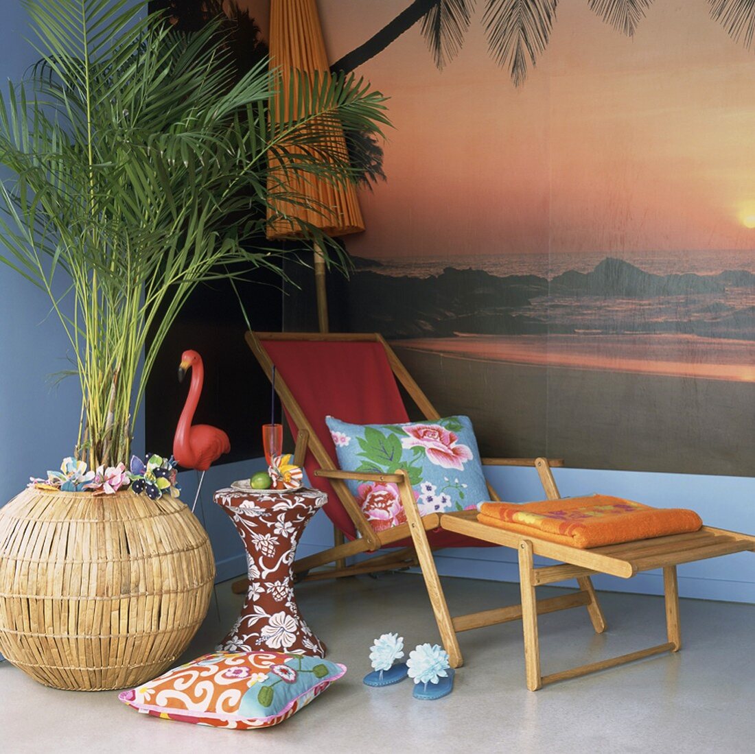 Zimmerecke mit Urlaubsfeeling durch eine Fototapete, einem Liegestuhl und einer großen Zimmerpalme