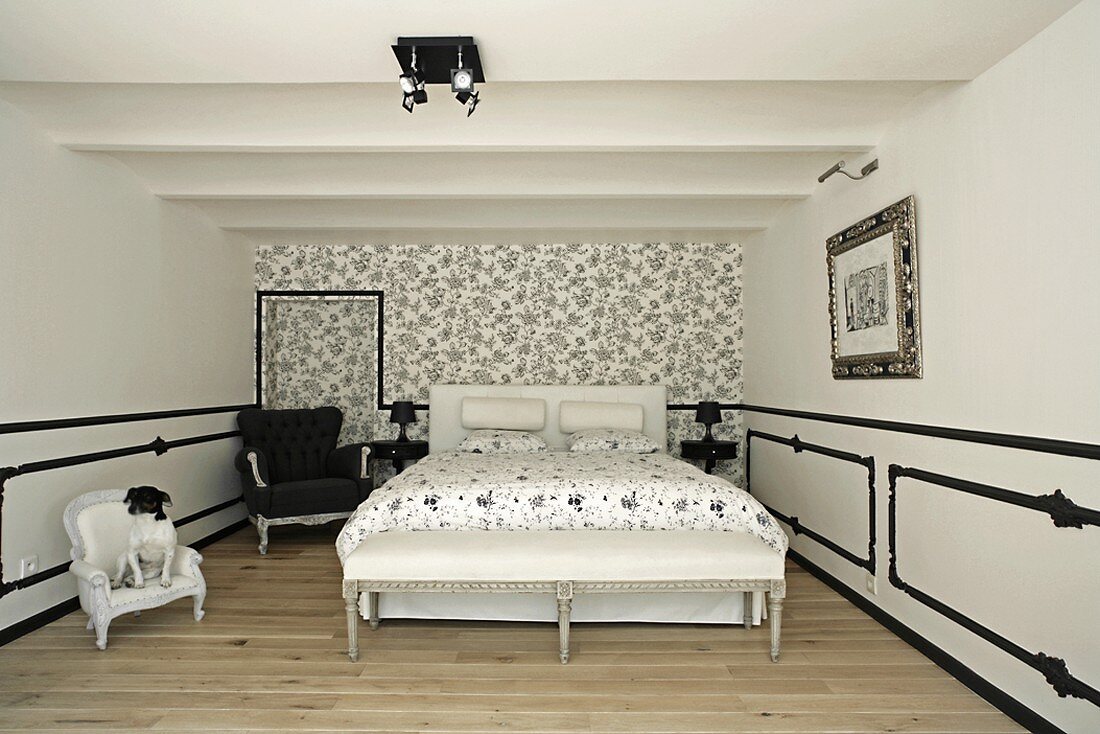 Schlafzimmer in Schwarz & Weiß mit niedriger Decke & Doppelbett