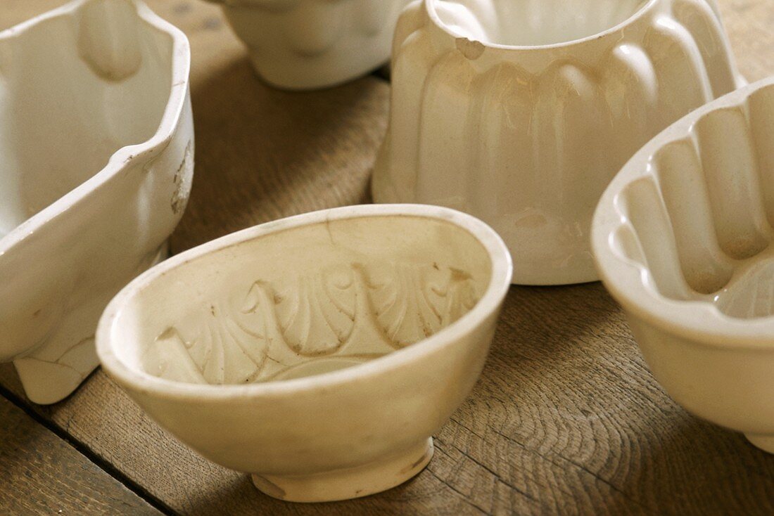 Keramikformen auf Holztisch