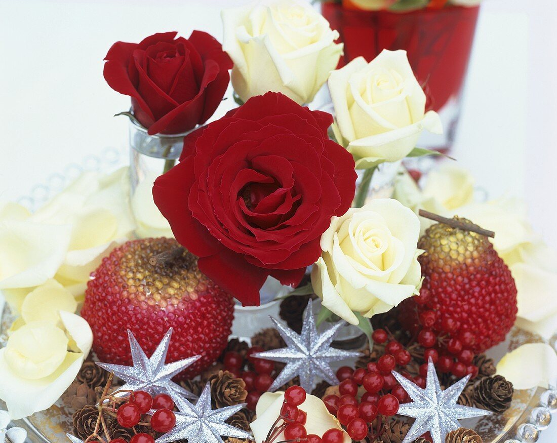 Christmas table decoration with roses and stars