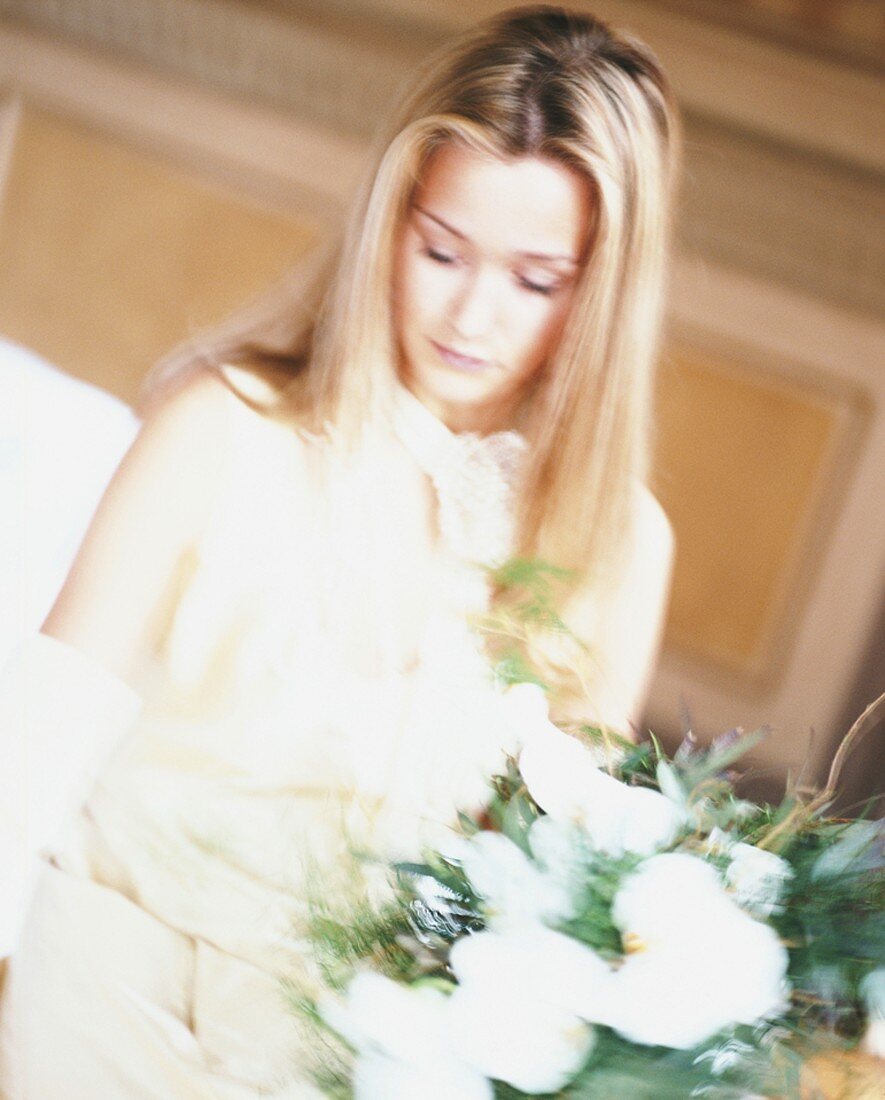 Braut mit einem Blumenstrauss