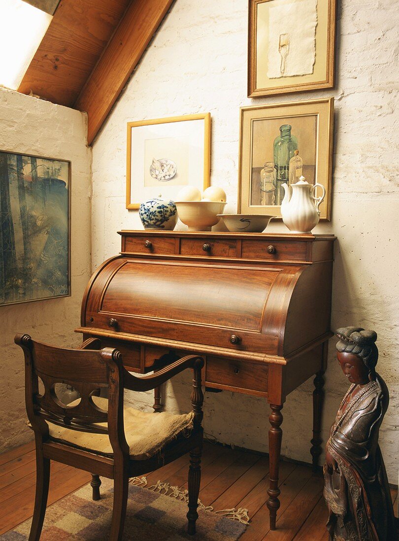 Alter Sekretär mit Holzstuhl in einem rustikalen Raum