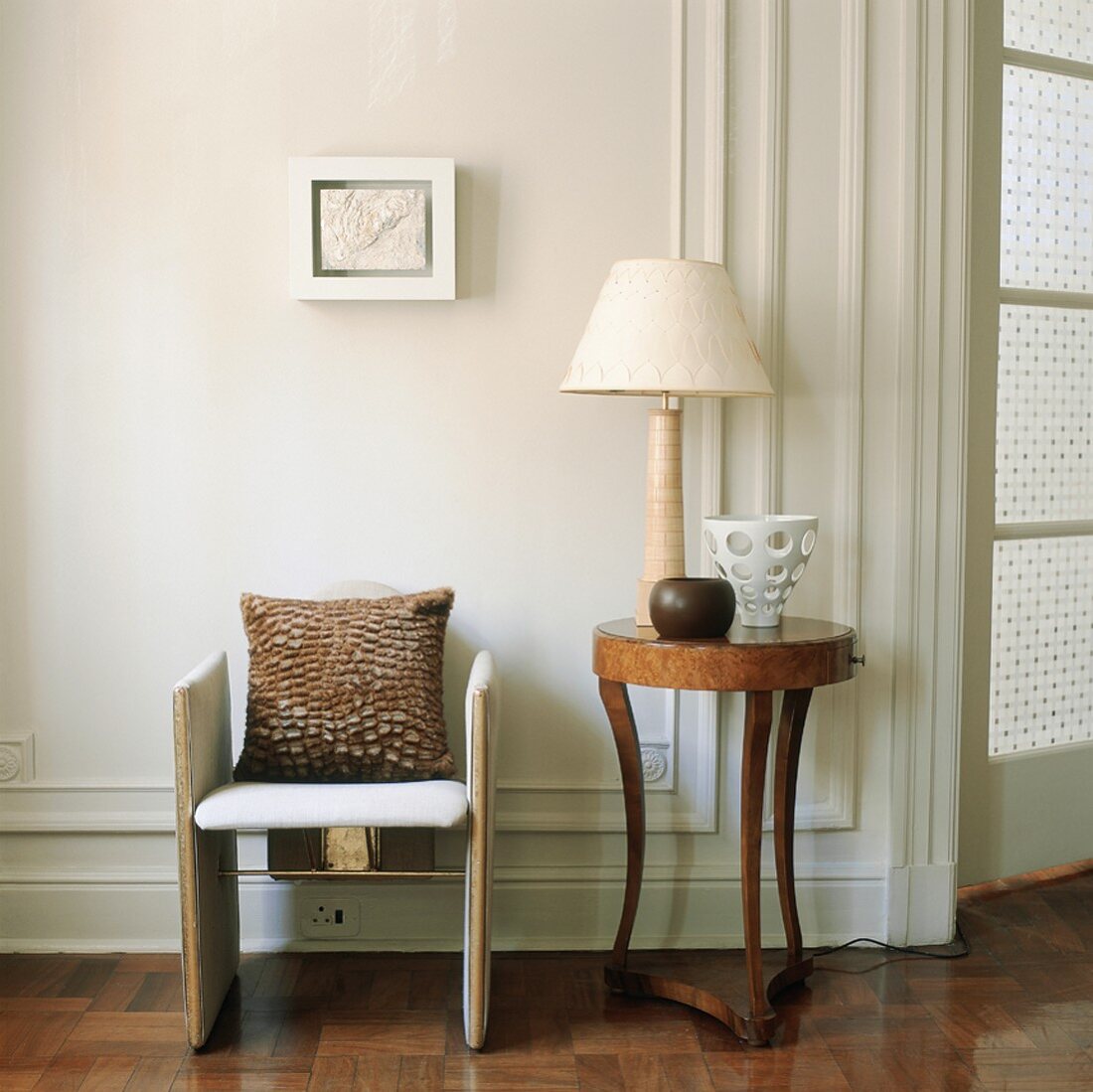 Stuhl und Beistelltisch mit Dekoelementen im Stilmix