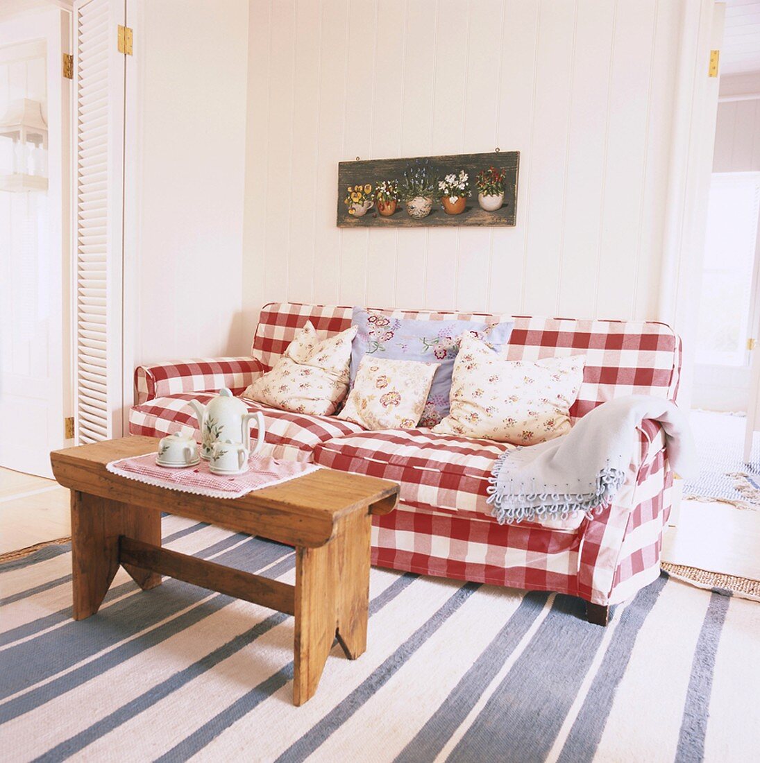 Helle Sitzecke mit bequemem Sofa im skandinavischen Stil