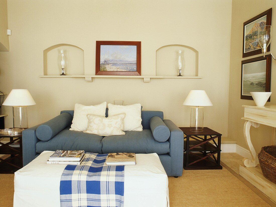 Blaues Sofa in einem Wohnraum mit Wandnischen