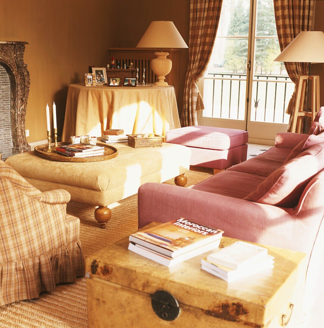Wohnzimmer mit Polstermöbeln und Sisalteppich im Landhausstil
