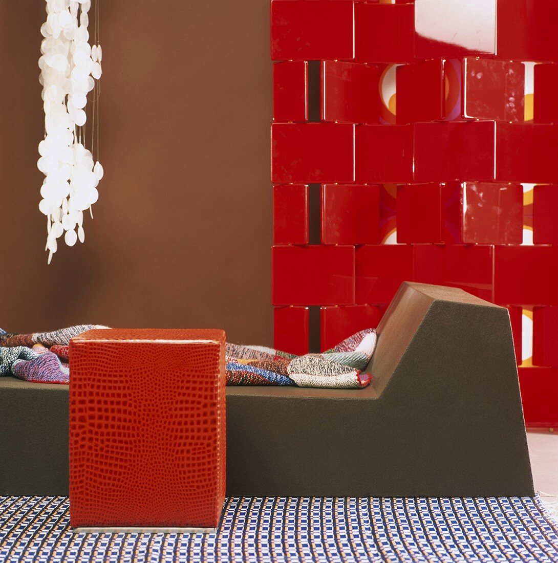 Pop Art Sitzecke mit Liege in geometrischen Formen und Sitzwürfel aus rotem Schlangenleder