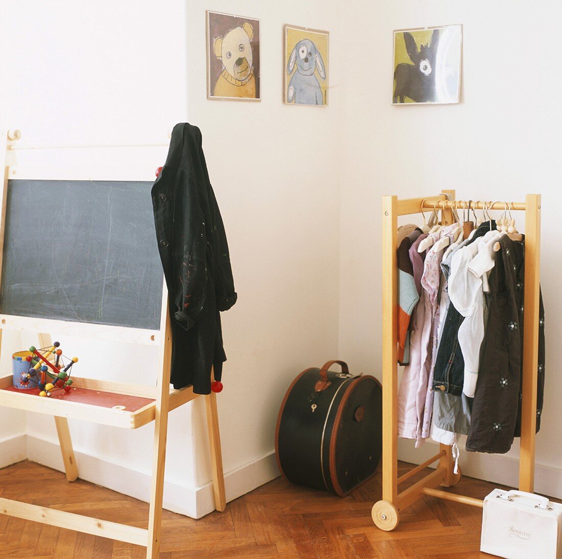 Eine Tafel und eine Kleiderstange in der Ecke eines Kinderzimmers