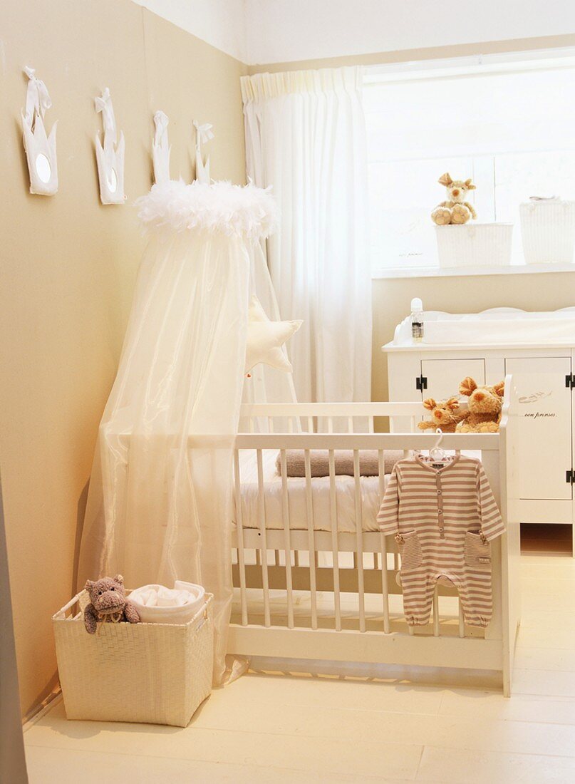 Das Gitterbett mit einem Betthimmel aus Tüll beschert bestimmt gute Träume in dem freundlichen Kinderzimmer