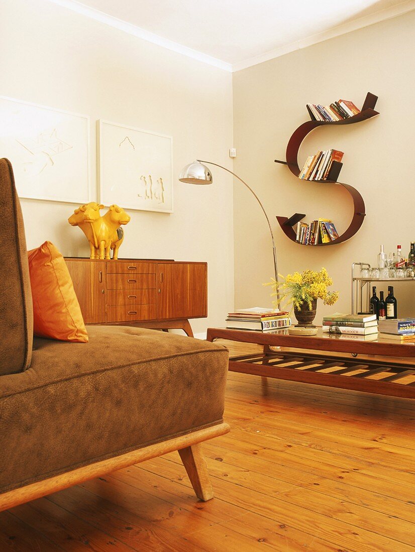 Ein gemütliches Wohnzimmer mit 60er Jahre Möbeln und Pop Art Deko