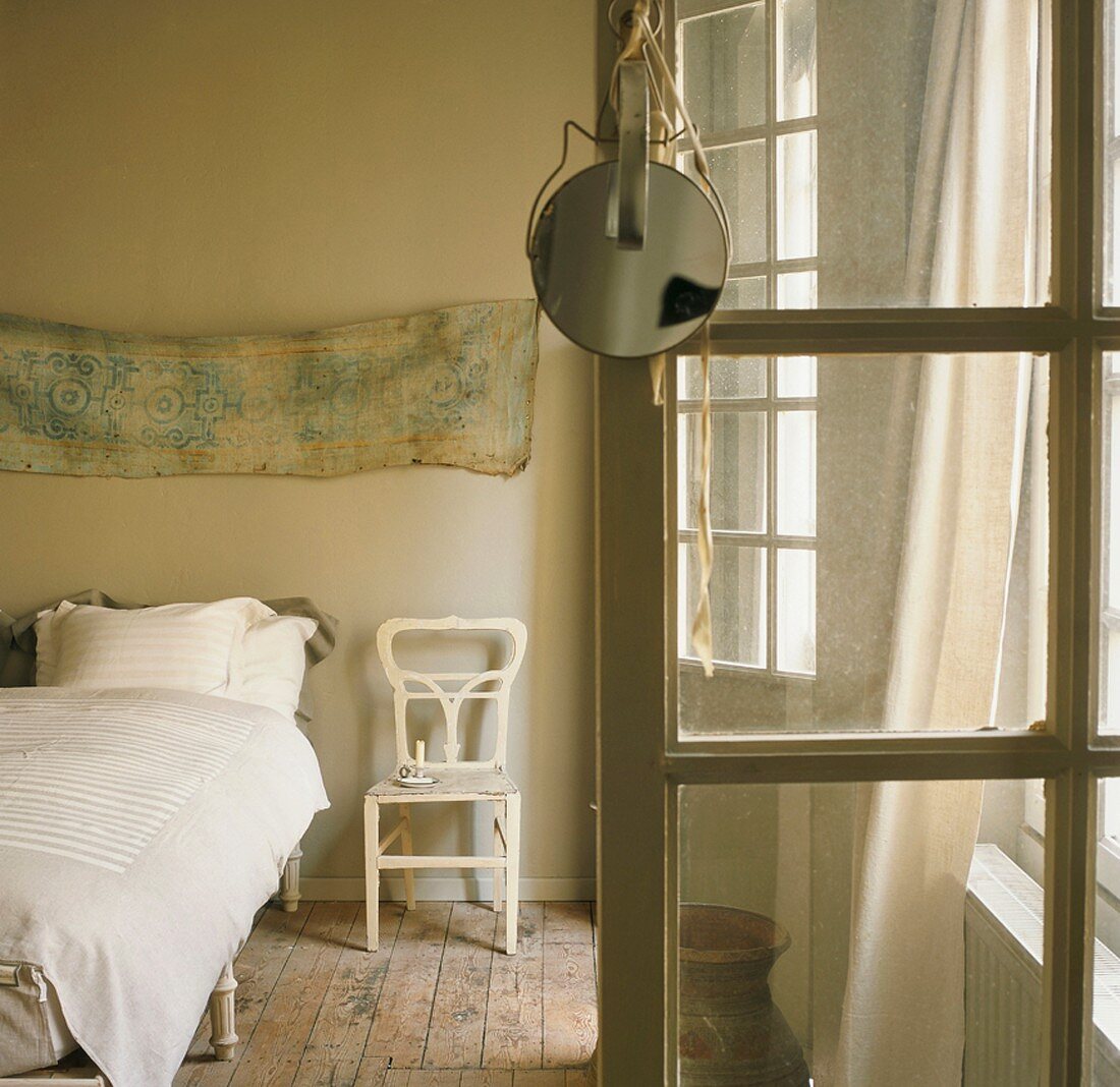 Ein spartanisch eingerichtetes Schlafzimmer mit Vintageelementen