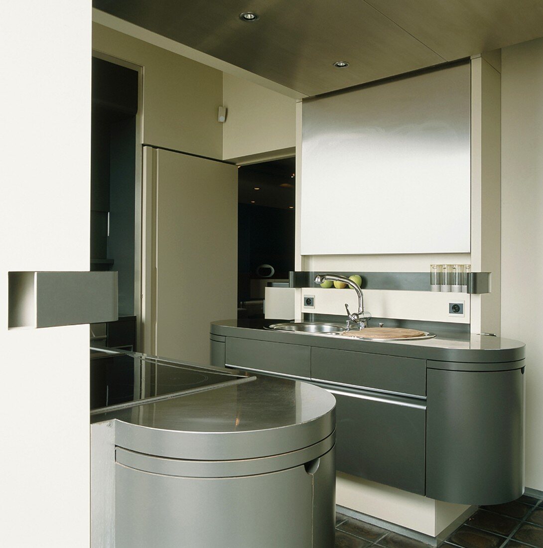 Moderne Designerküche mit abgerundeten Ecken und Edelstahlelementen
