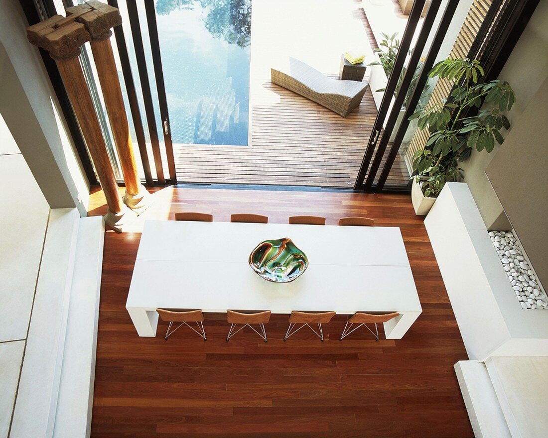 Elegant-puristischer Essbereich mit Zugang zu Terrasse und Pool aus der Vogelperspektive