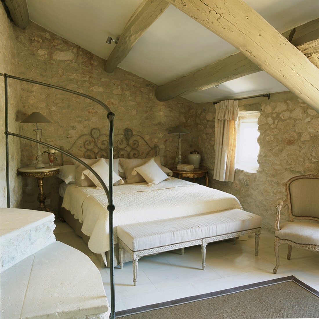 Im Dachgeschoss des Rusticos bilden die barocken Schlafzimmermöbel einen spannenden Kontrast zur traditionellen Architektur