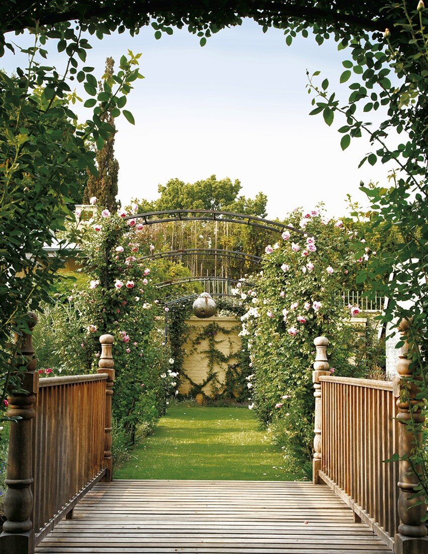 Eine Holzbrücke im Garten