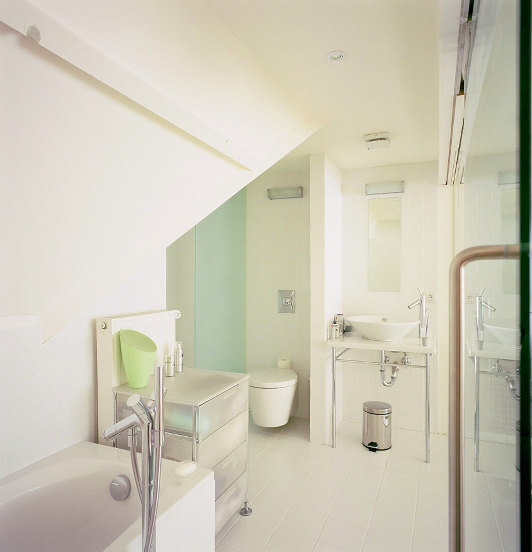 Die vielen Chromelemente machen den cleanen Charakter des modernen Badezimmers aus