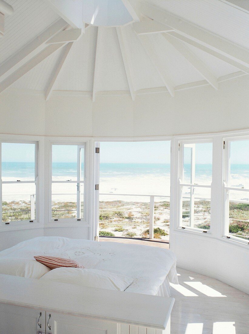 Ein ausgebauter Pavillon mit traumhaftem Blick aufs Meer dient als Schlafzimmer