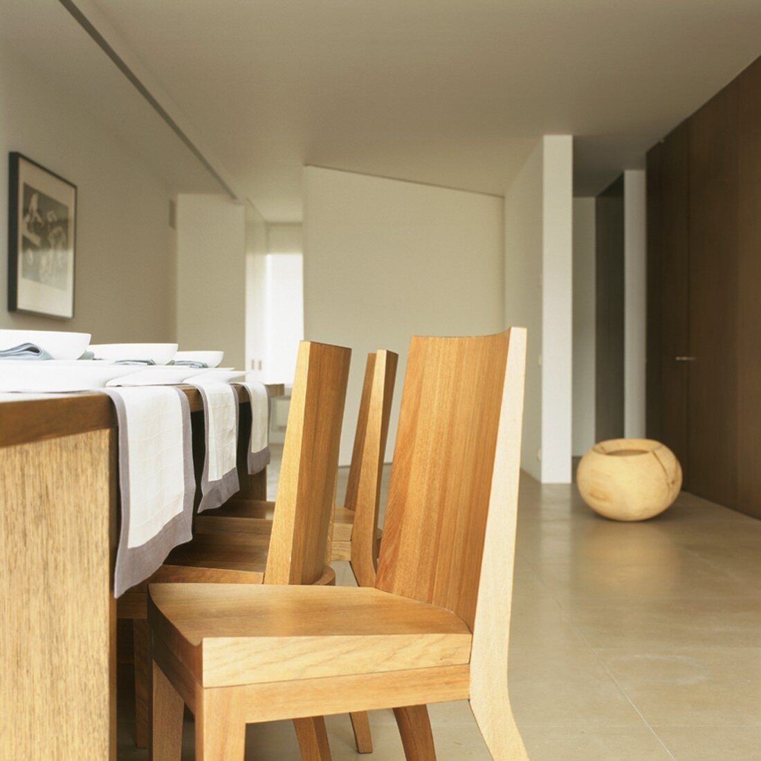 Schlichte Designerstühle aus Holz in moderner Wohnarchitektur