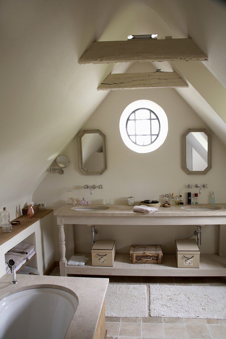 Uriges, kleines Badezimmer mit Rundfenster im Dachgeschoss eines Bauernhauses