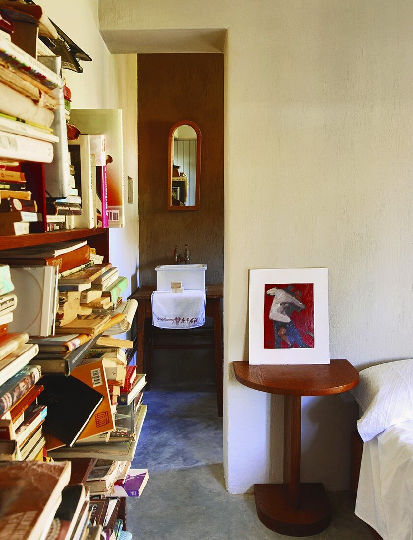 Ein chaotisches Bücherregal im Schlafzimmer mit Bad Ensuite