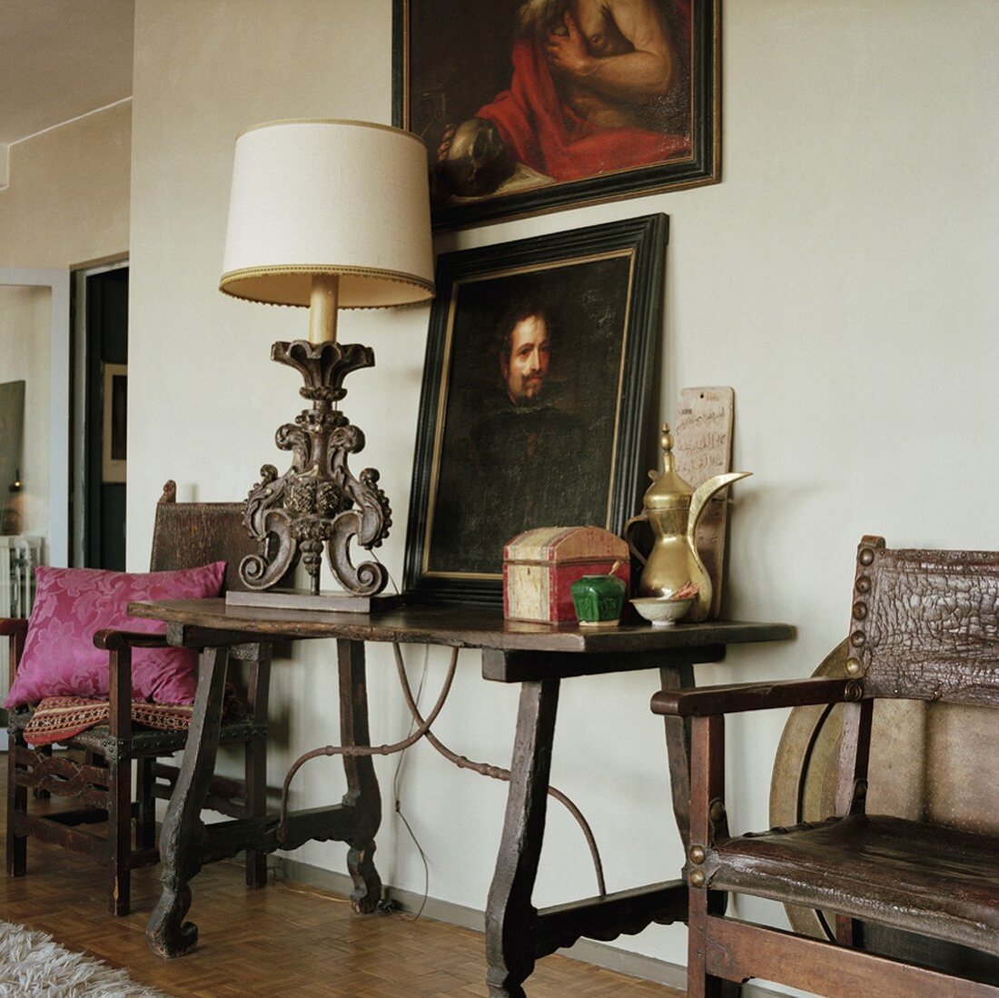 Antiker Wandtisch mit Tischleuchte und Gemälde zwischen zwei Gründerzeitstühlen