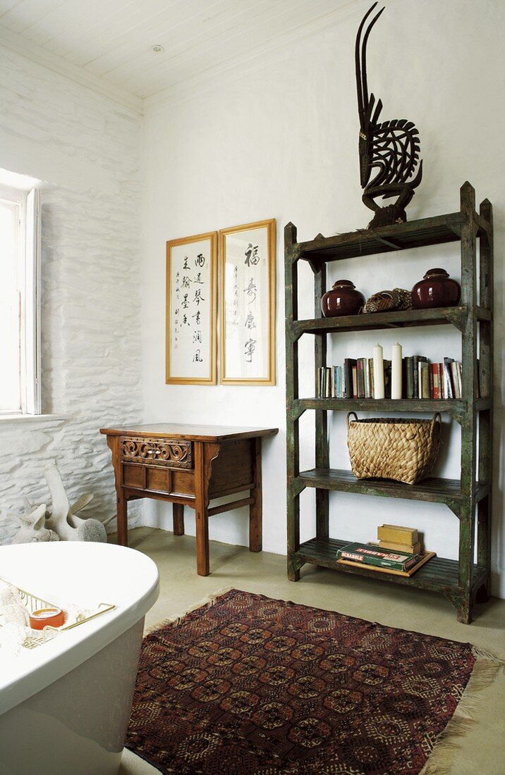 Antikes Regal und Wandtisch im Badezimmer, vor der Badewanne ein schöner Orientteppich
