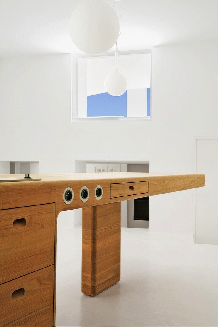 Futuristischer Holztisch mit Schubladen in einem puristischen Raum