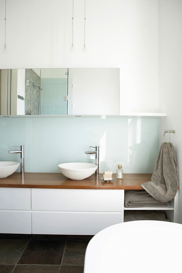 Modernes Designerbad mit minimalistischem Waschtisch und Spiegelschrank