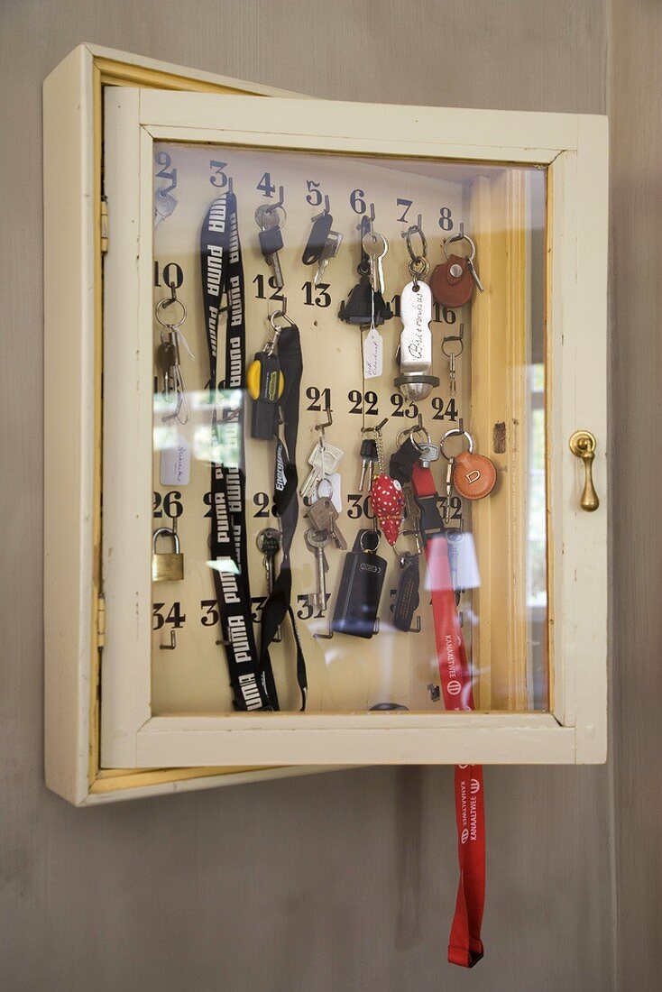 Geöffneter Schlüsselkasten mit Glastürchen im Vintagestil