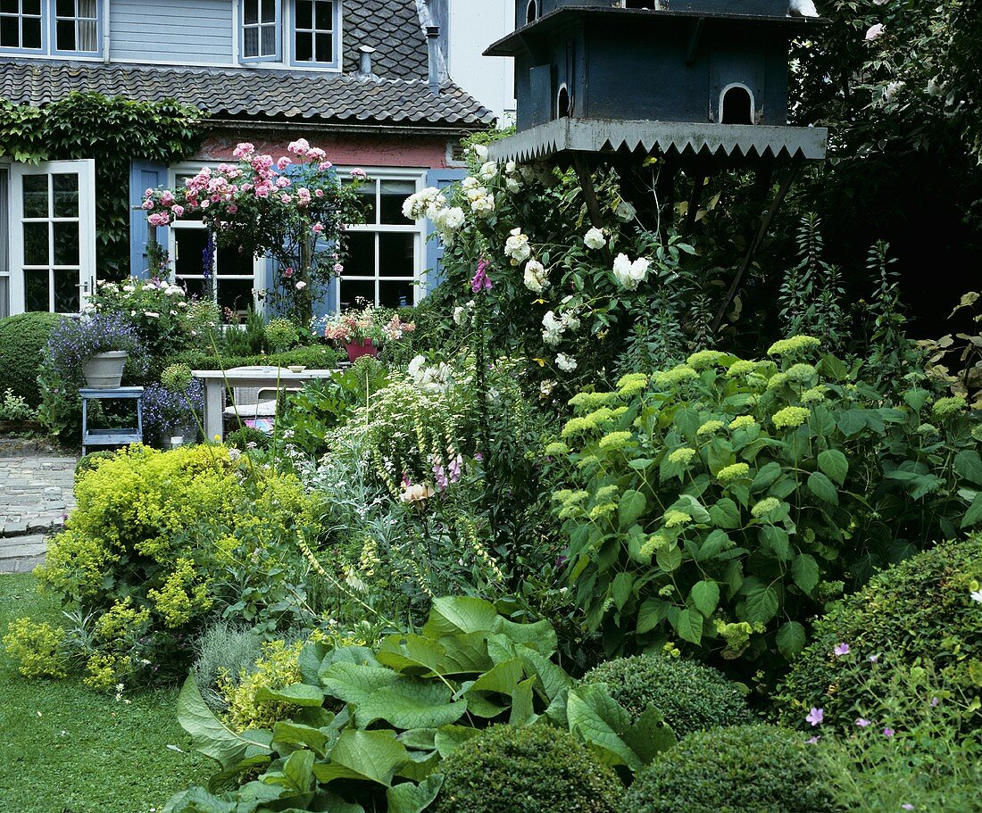Idyllisches Haus mit üppig bepflanztem Garten