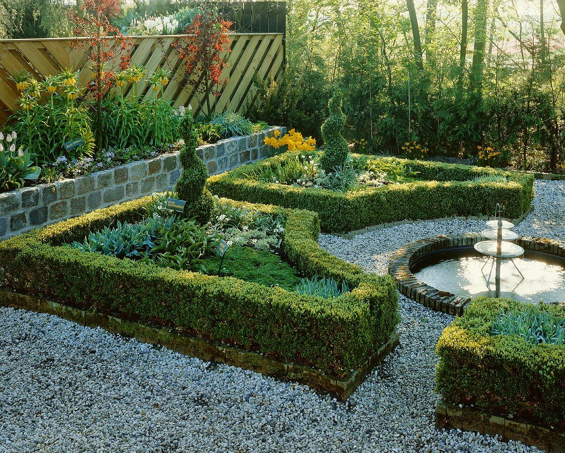 Garden with box hedges and fountain