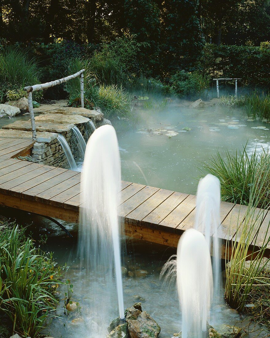 Gartenteich mit Fontainen, Steg & Wasserfall
