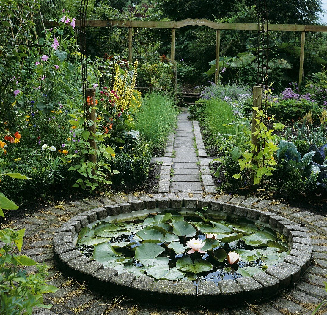 Kleiner Seerosenteich im Garten