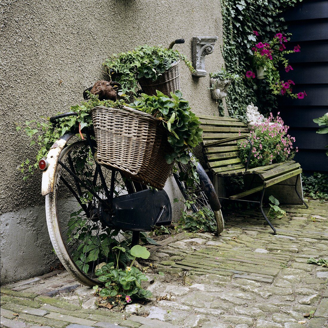 Gartendekoration mit altem Fahrrad