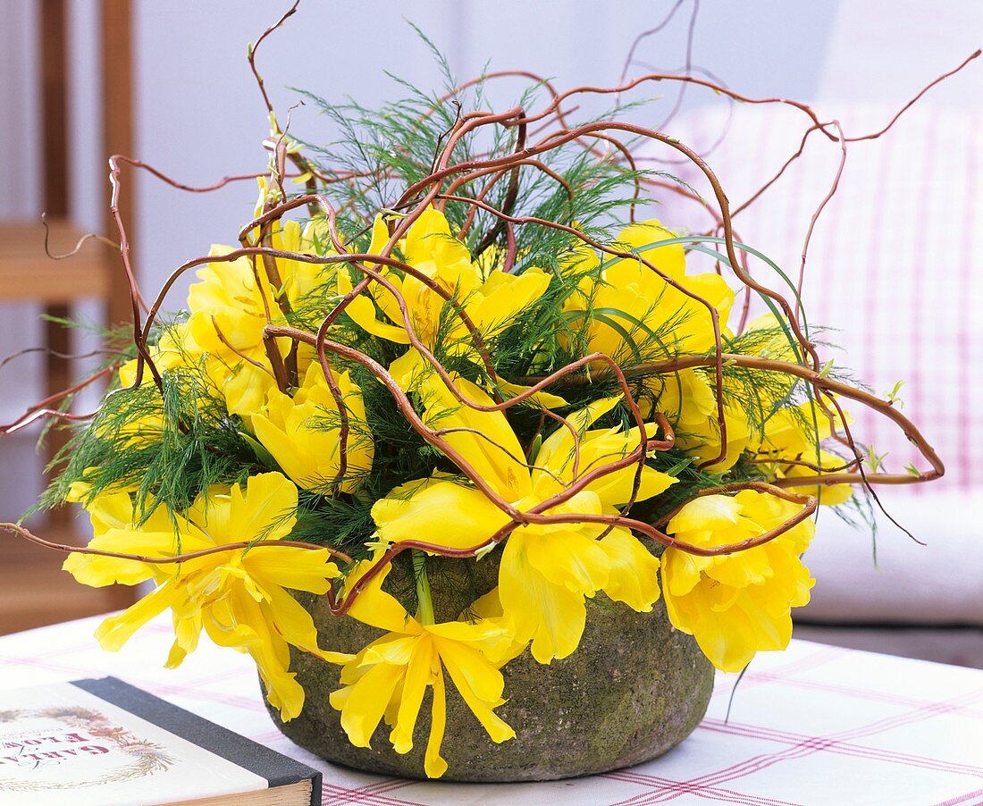 Gesteck aus gelben Tulpen, Zierspargel, Korkenzieherweide