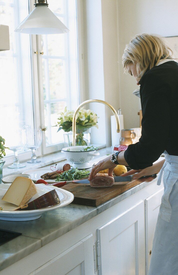 Küchenausschnitt mit kochender Frau