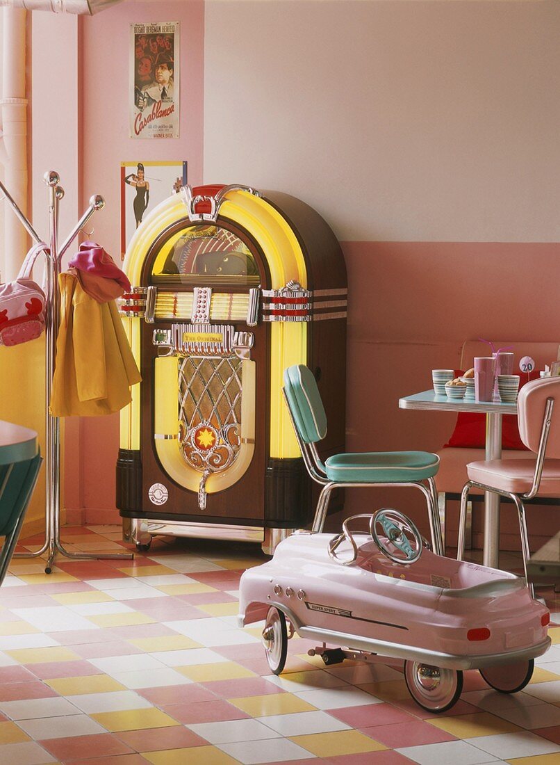 Kaffeehausmöbel und Musikbox im Stil der 50er Jahre