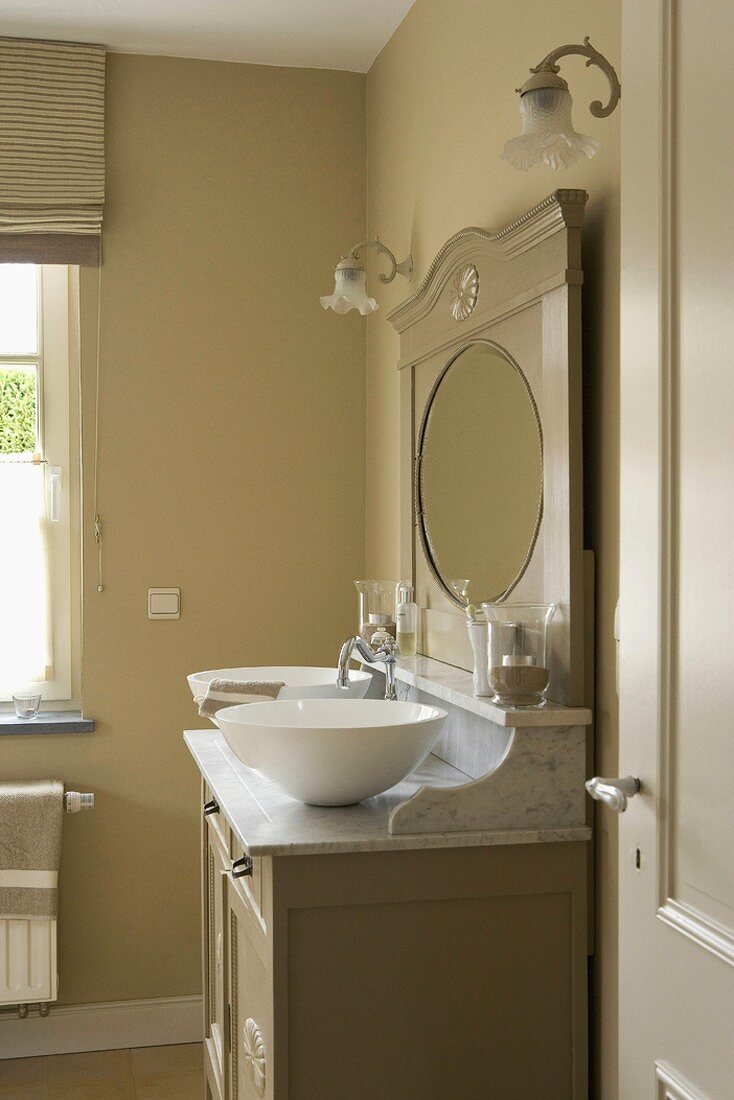 Badezimmer in Naturtönen mit Waschtisch & Spiegel